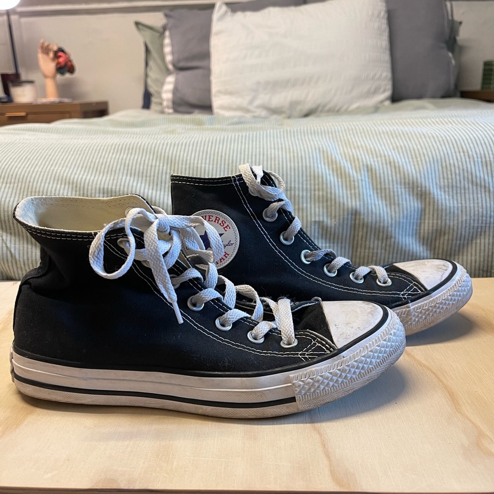 Black high-top converse!!